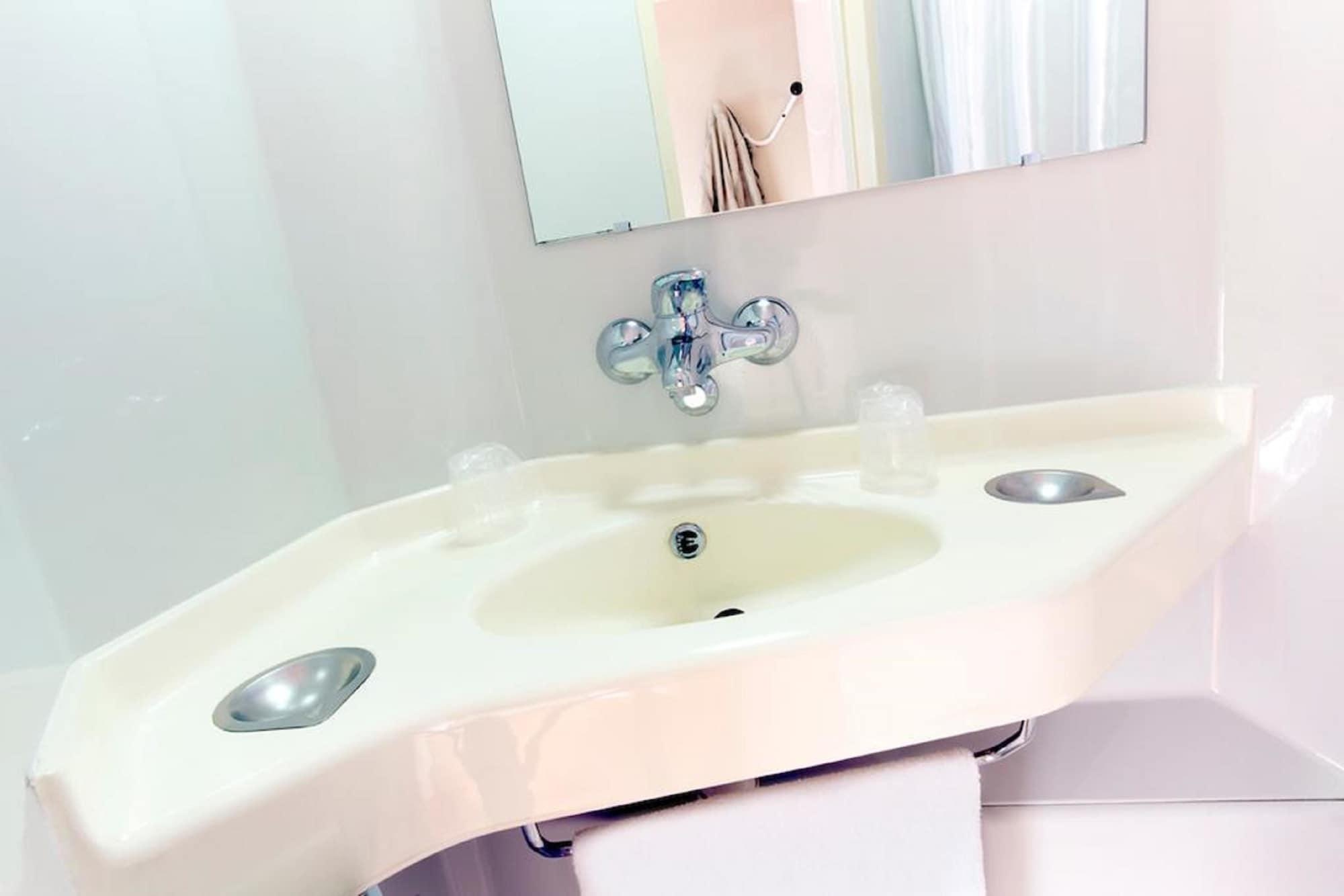 แปร์มิแยร์ กลาสส์ วาลองเซียนส์ ซูด รูวินีส์ โฮเต็ล Hotel Prouvy ภายนอก รูปภาพ